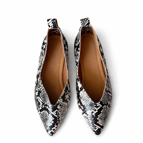 NWOT Snake Print Pointed Toe Ballet Flats Neutral Python Pattern Size 7.5 - Picture 3 of 9